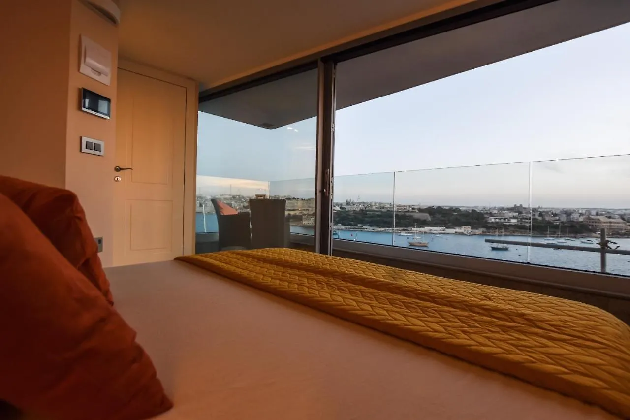 Unique Seafront Triplex Penthouse With Panoramic Bedroom & Rooftop Jacuzzi Overlooking Valletta Sliema Appartamento