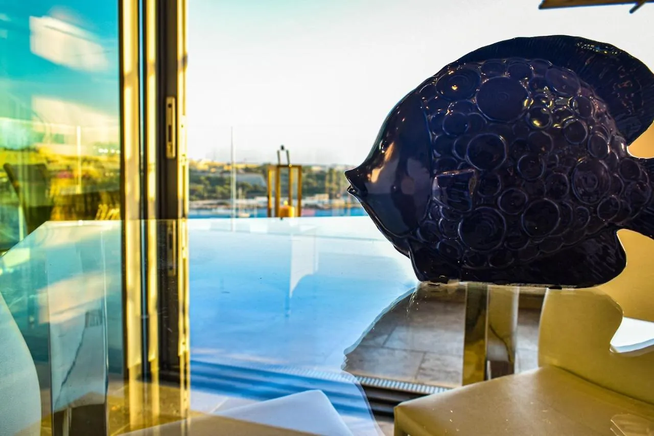 Unique Seafront Triplex Penthouse With Panoramic Bedroom & Rooftop Jacuzzi Overlooking Valletta Sliema Appartamento