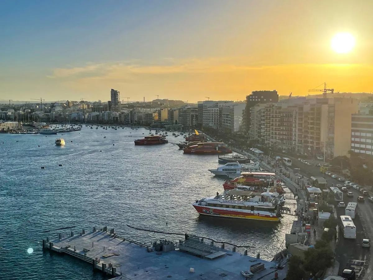 Unique Seafront Triplex Penthouse With Panoramic Bedroom & Rooftop Jacuzzi Overlooking Valletta Sliema Appartamento