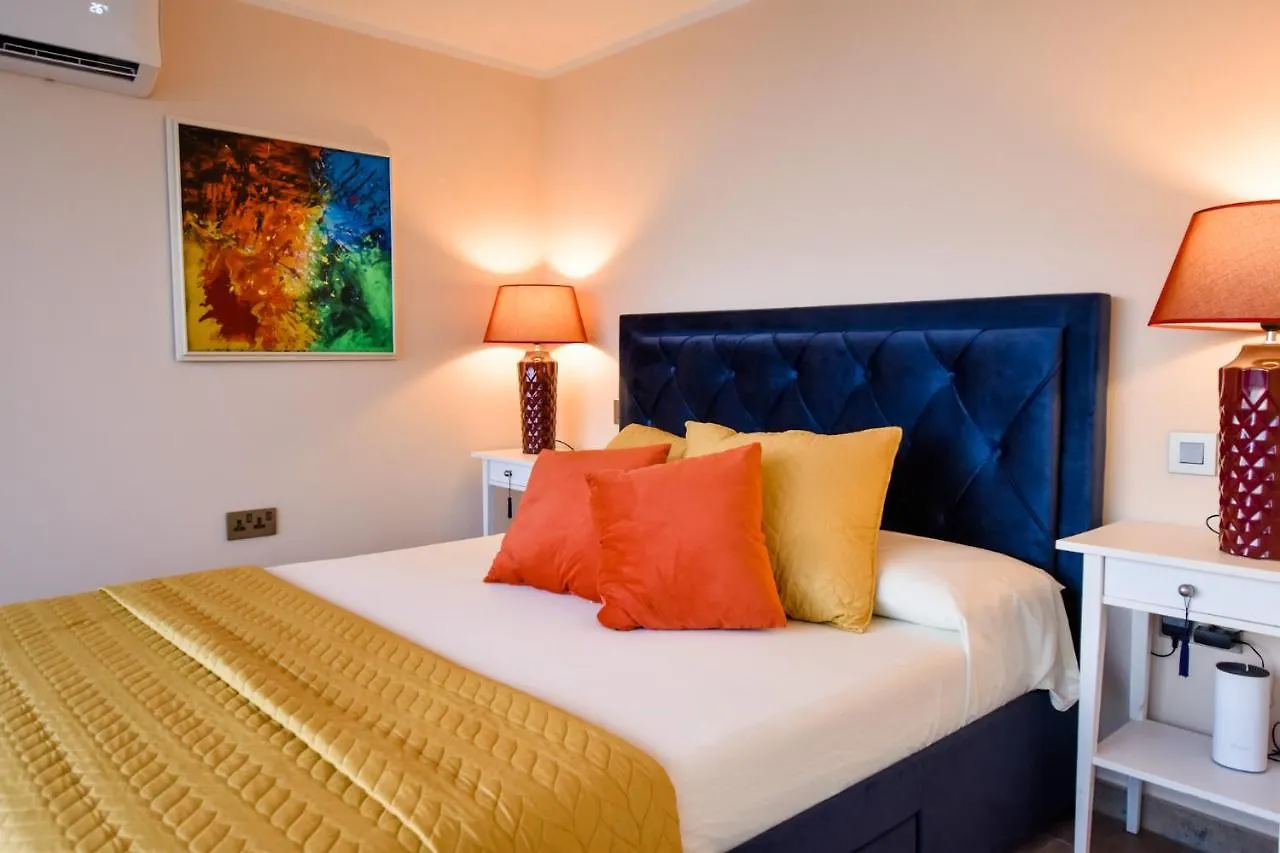 Unique Seafront Triplex Penthouse With Panoramic Bedroom & Rooftop Jacuzzi Overlooking Valletta Sliema Appartamento