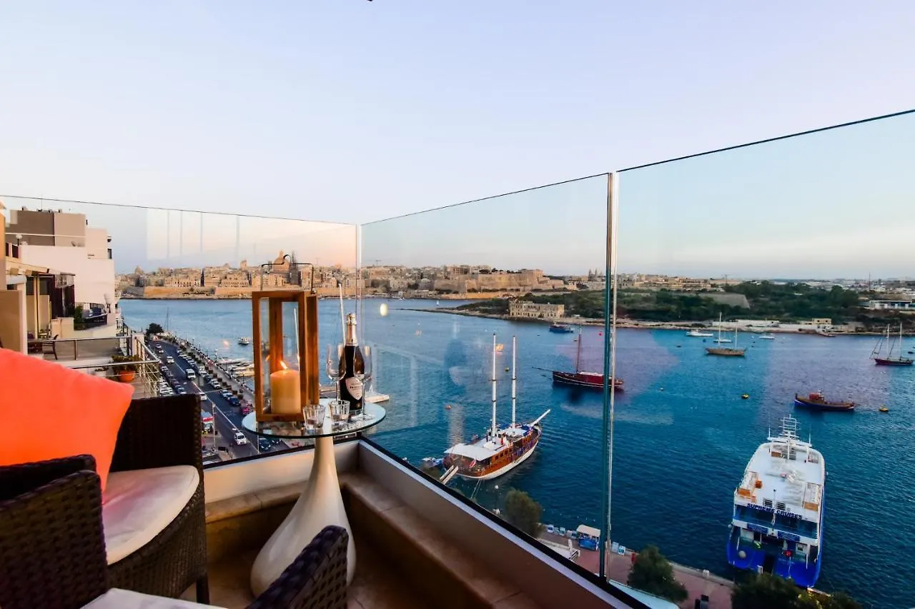 Appartamento Unique Seafront Triplex Penthouse With Panoramic Bedroom & Rooftop Jacuzzi Overlooking Valletta Sliema