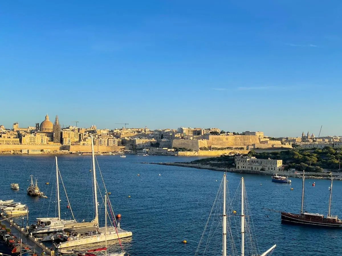 Appartamento Unique Seafront Triplex Penthouse With Panoramic Bedroom & Rooftop Jacuzzi Overlooking Valletta Sliema