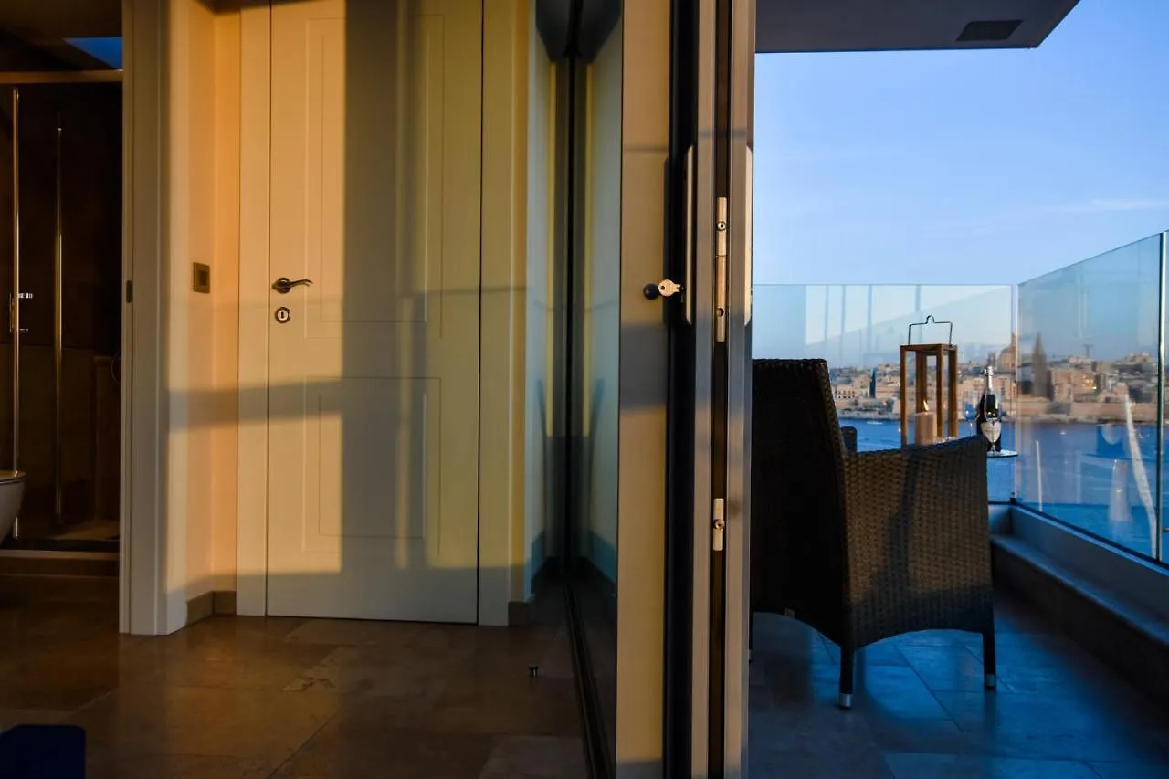 Unique Seafront Triplex Penthouse With Panoramic Bedroom & Rooftop Jacuzzi Overlooking Valletta Sliema 0*,  Malta