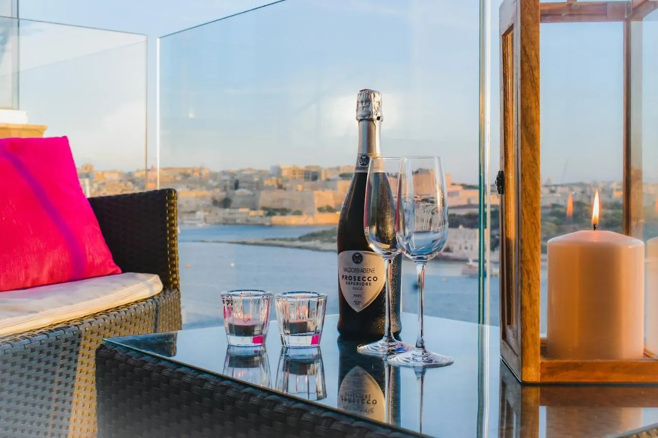Appartamento Unique Seafront Triplex Penthouse With Panoramic Bedroom & Rooftop Jacuzzi Overlooking Valletta Sliema