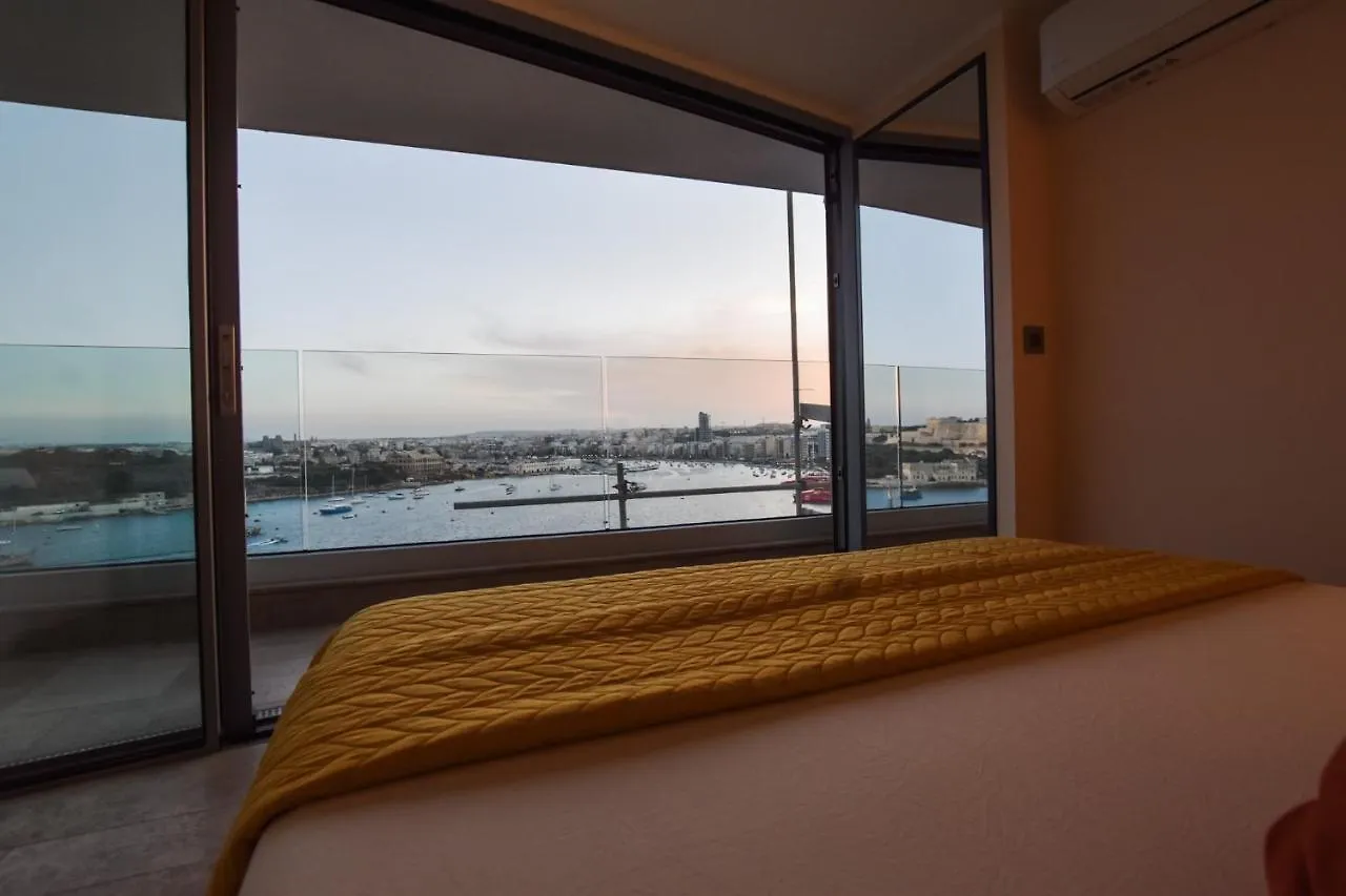 Appartamento Unique Seafront Triplex Penthouse With Panoramic Bedroom & Rooftop Jacuzzi Overlooking Valletta Sliema Malta
