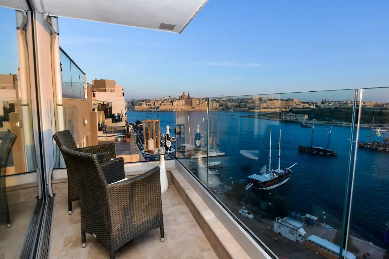 Appartamento Unique Seafront Triplex Penthouse With Panoramic Bedroom & Rooftop Jacuzzi Overlooking Valletta Sliema Malta