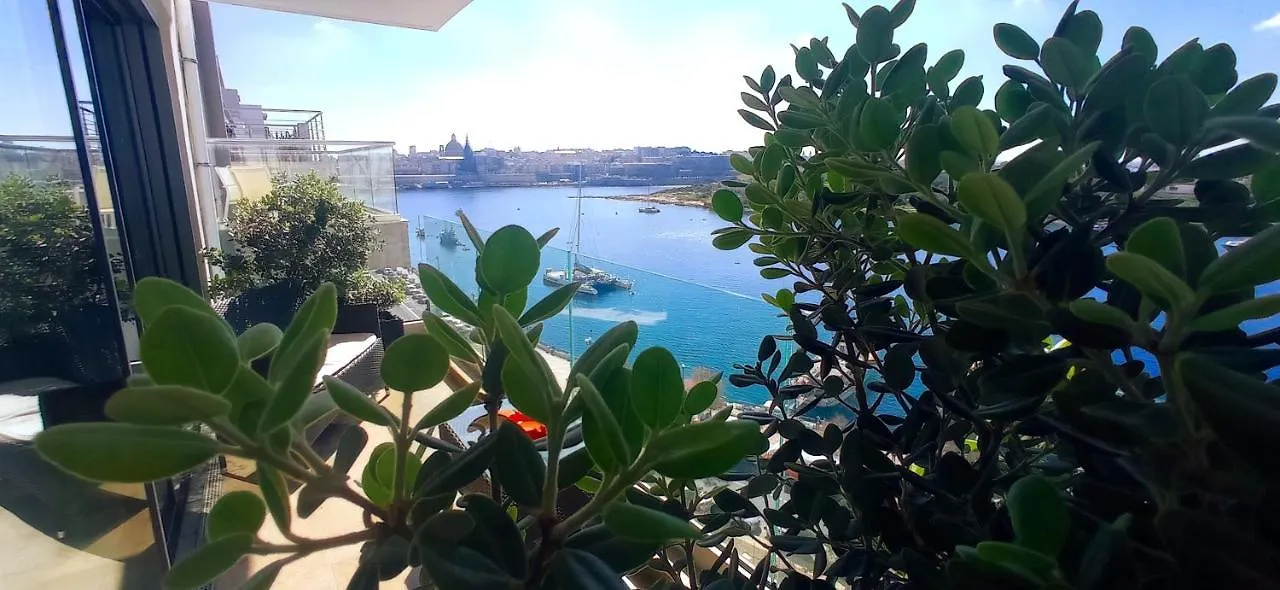 Appartamento Unique Seafront Triplex Penthouse With Panoramic Bedroom & Rooftop Jacuzzi Overlooking Valletta Sliema Malta