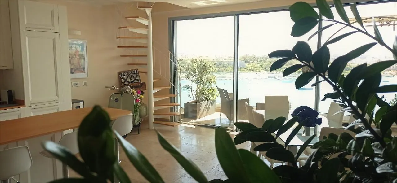 Appartamento Unique Seafront Triplex Penthouse With Panoramic Bedroom & Rooftop Jacuzzi Overlooking Valletta Sliema