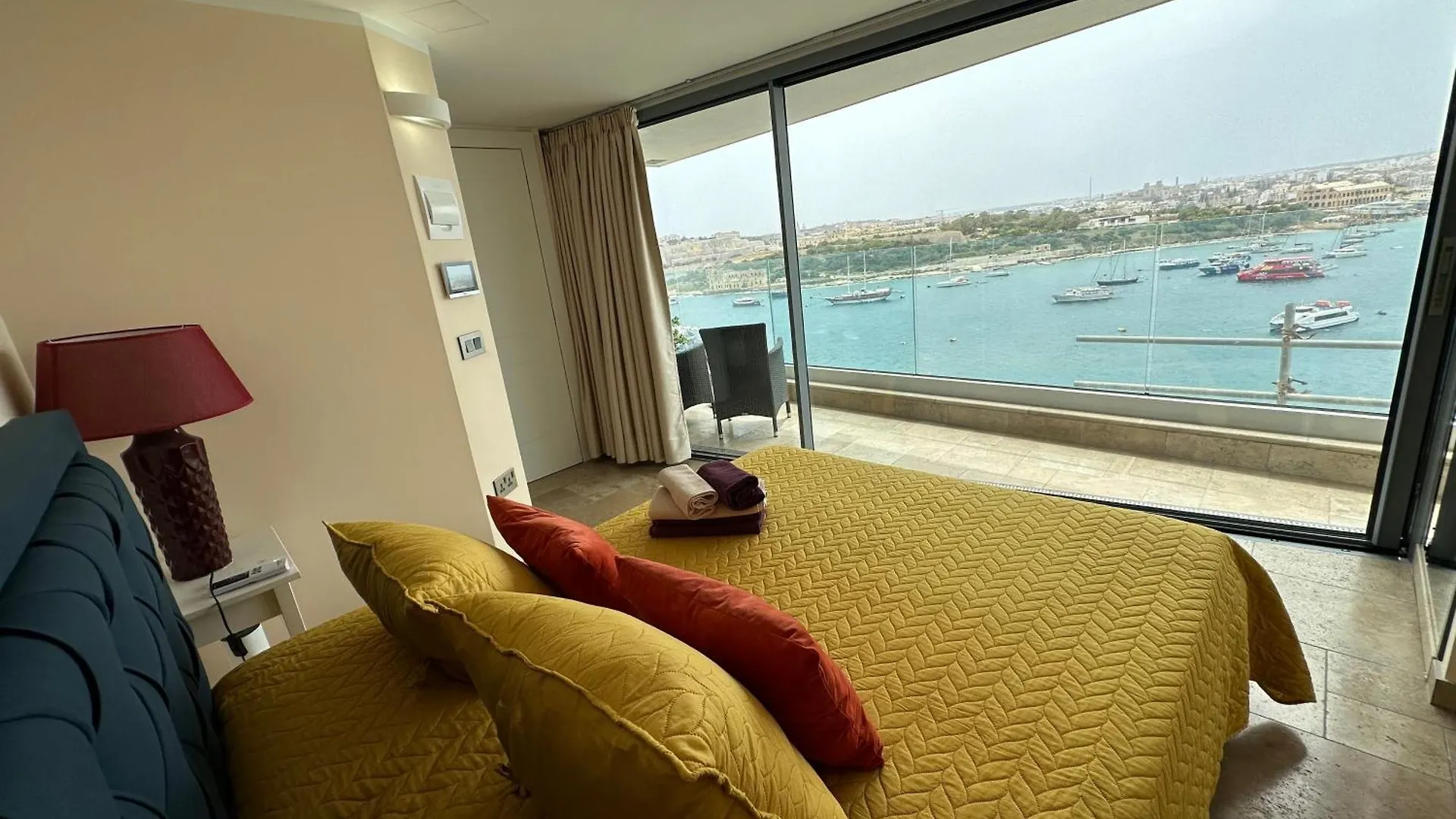 Appartamento Unique Seafront Triplex Penthouse With Panoramic Bedroom & Rooftop Jacuzzi Overlooking Valletta Sliema