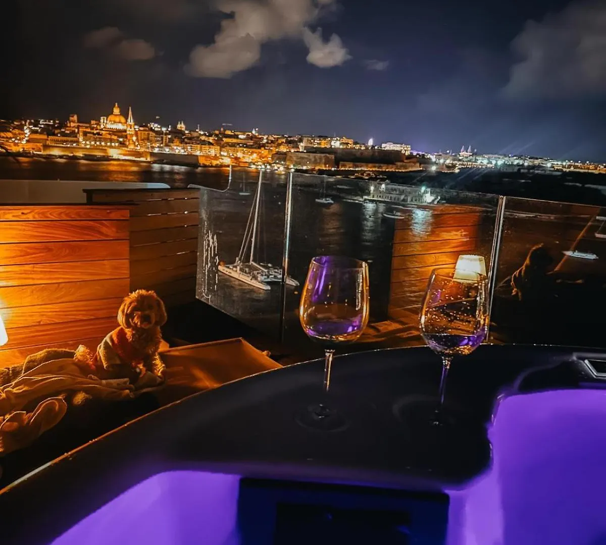 Appartamento Unique Seafront Triplex Penthouse With Panoramic Bedroom & Rooftop Jacuzzi Overlooking Valletta Sliema Malta