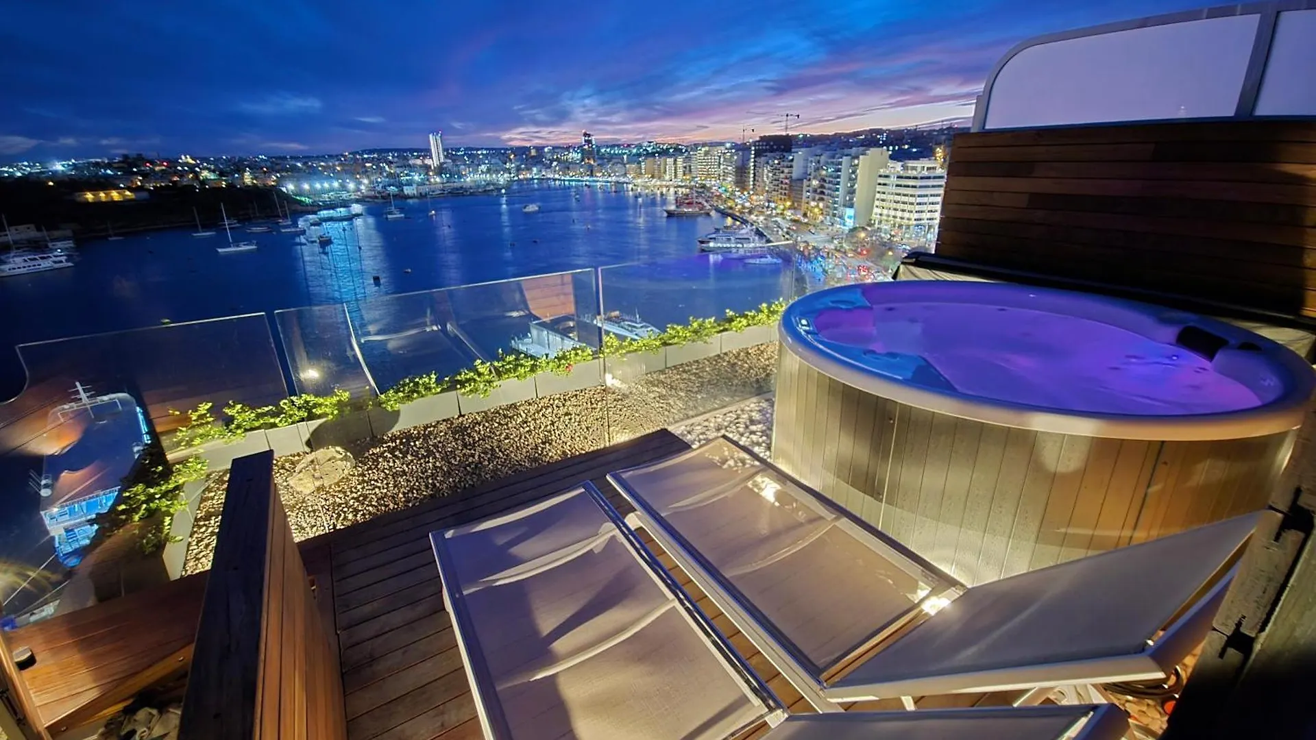 Appartamento Unique Seafront Triplex Penthouse With Panoramic Bedroom & Rooftop Jacuzzi Overlooking Valletta Sliema