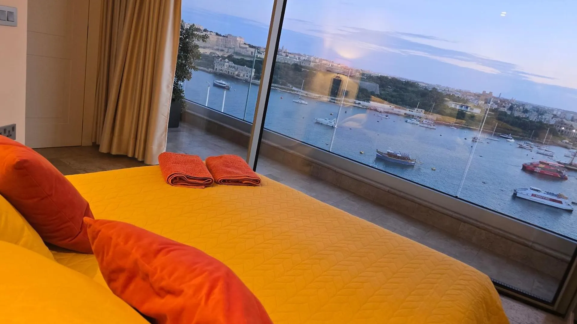 Appartamento Unique Seafront Triplex Penthouse With Panoramic Bedroom & Rooftop Jacuzzi Overlooking Valletta Sliema