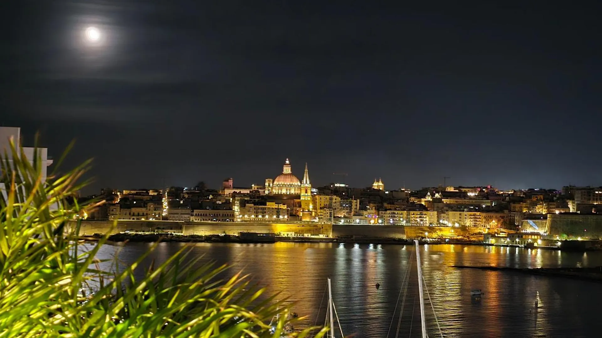 Unique Seafront Triplex Penthouse With Panoramic Bedroom & Rooftop Jacuzzi Overlooking Valletta Sliema Malta
