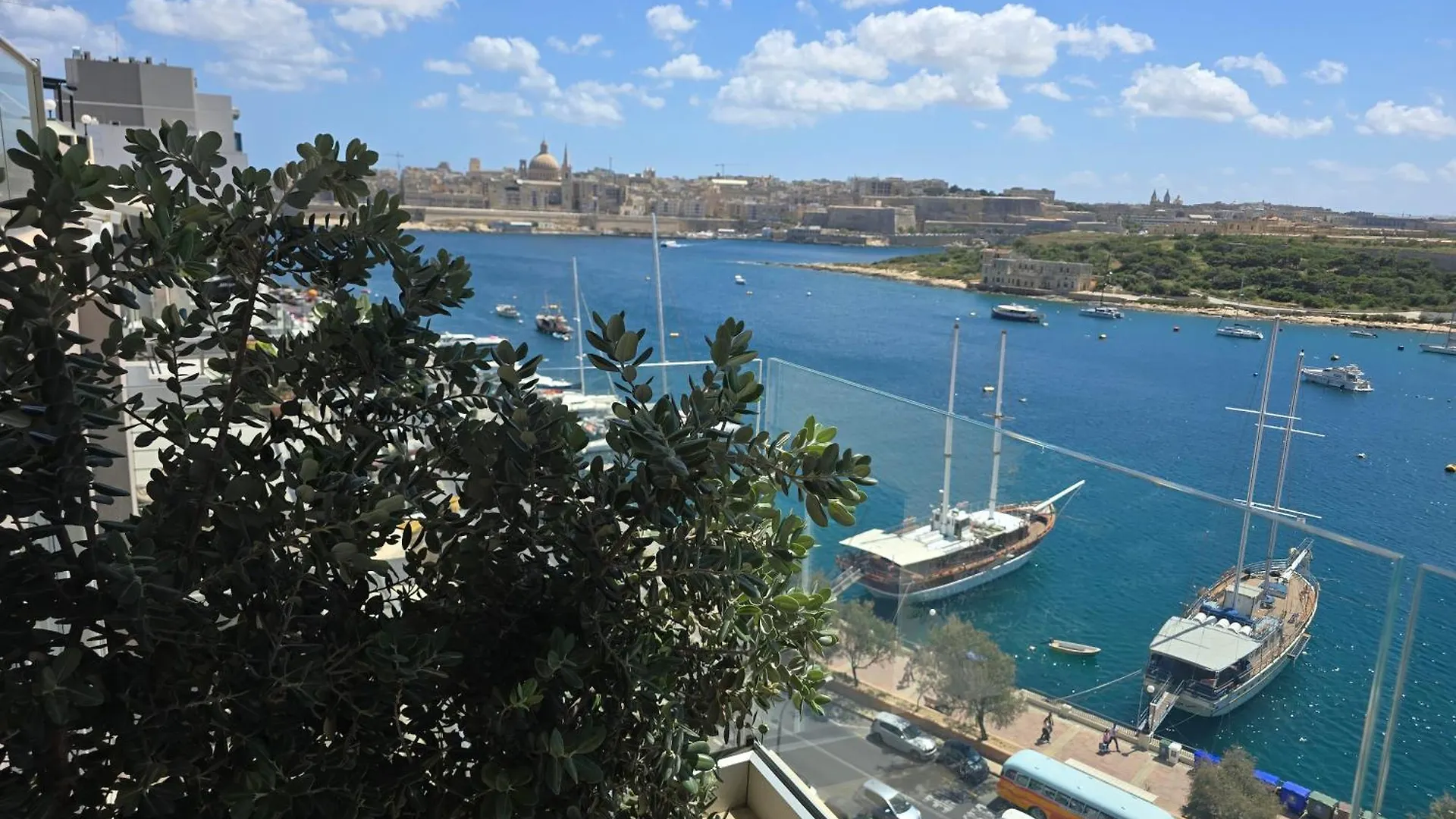 Appartamento Unique Seafront Triplex Penthouse With Panoramic Bedroom & Rooftop Jacuzzi Overlooking Valletta Sliema Malta