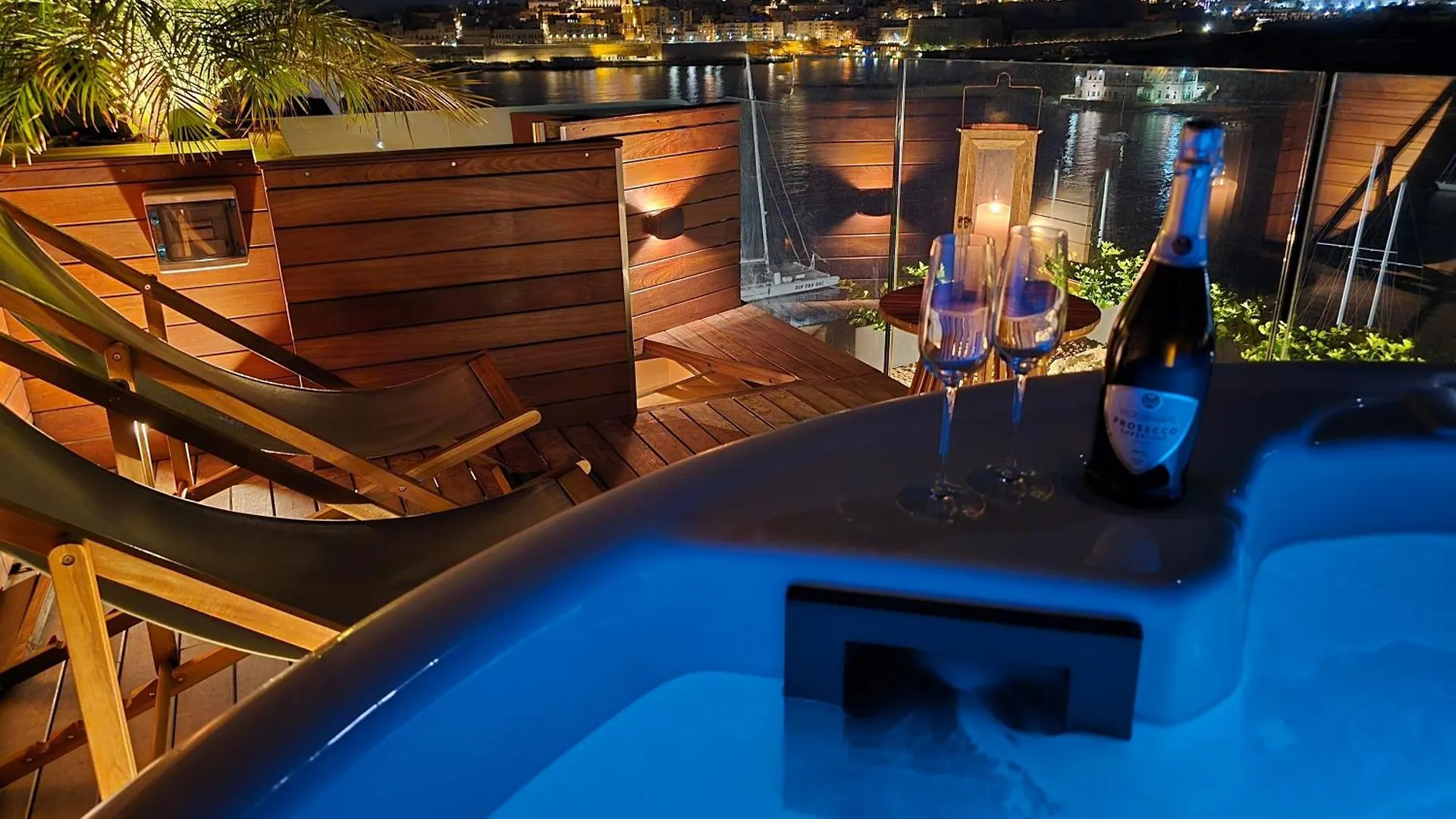 Appartamento Unique Seafront Triplex Penthouse With Panoramic Bedroom & Rooftop Jacuzzi Overlooking Valletta Sliema