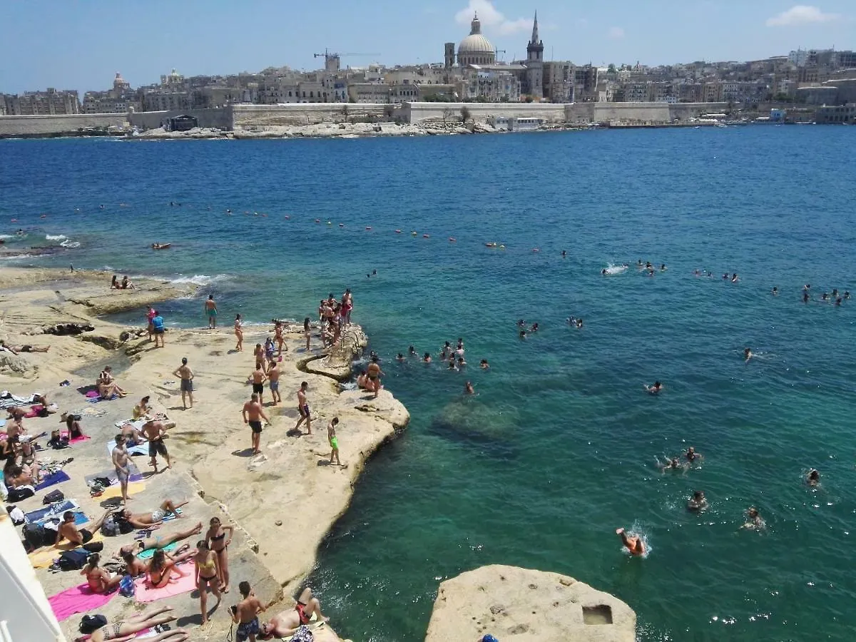 Unique Seafront Triplex Penthouse With Panoramic Bedroom & Rooftop Jacuzzi Overlooking Valletta Sliema